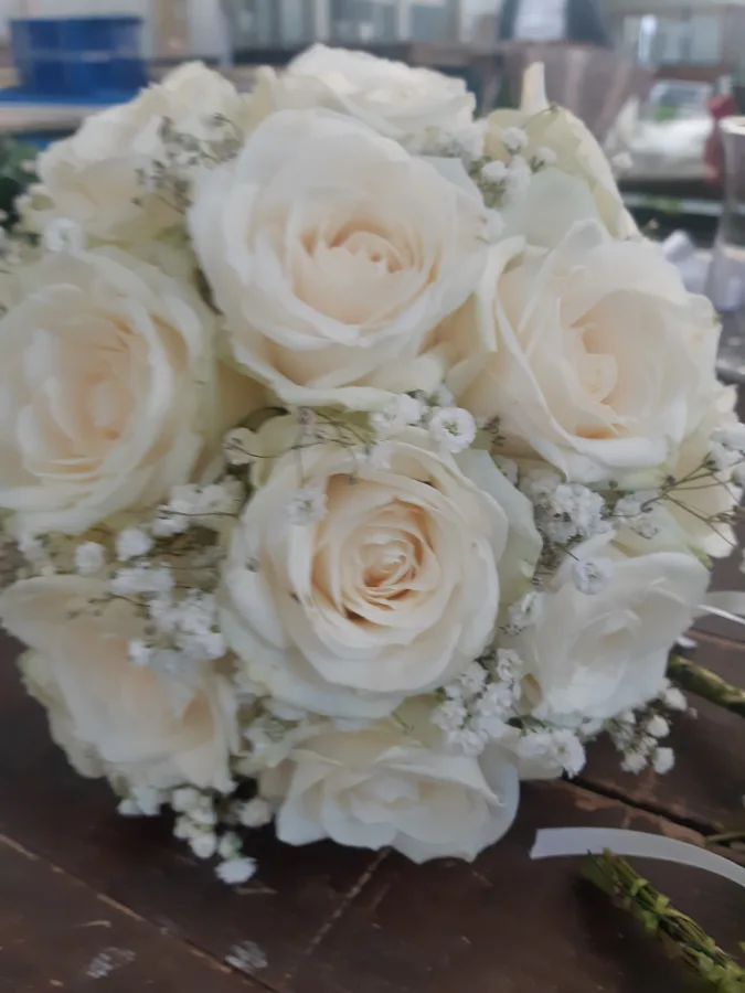 Bijeli buket ruža za vjenčanje Zagreb Prečko.