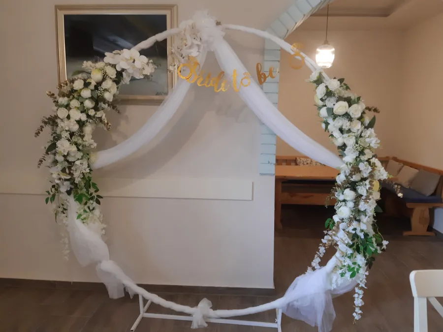 Ukrašena girlanda s cvijećem i natpisom "Bride to be".