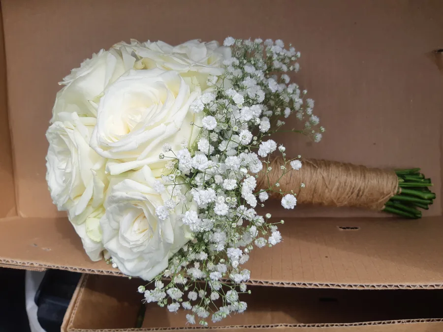 Buket za vjenčanje od bijelih ruža Zagreb Prečko Cvjećarna Bonsai.