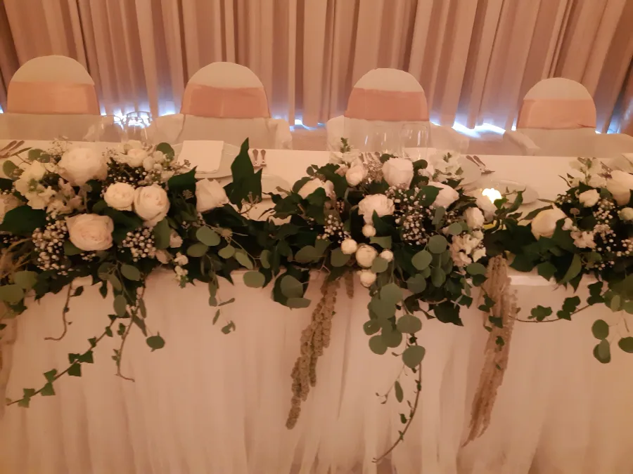 Dekoracija stola za mladence sa svježim cvijećem.