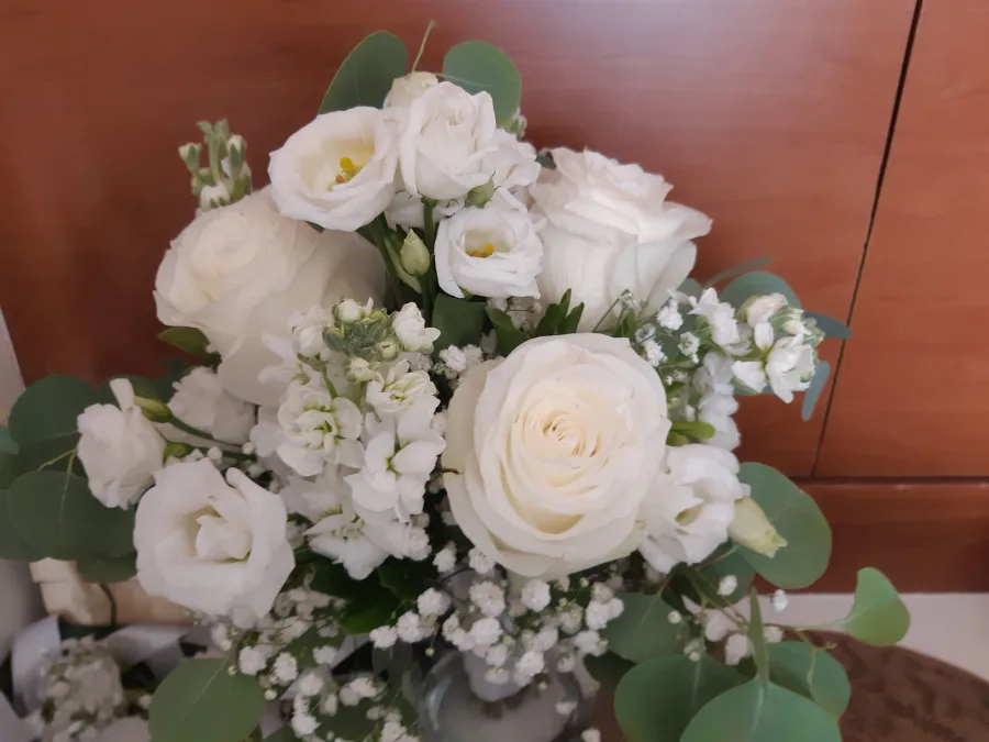 Buket za vječanje od bijelih ruža.