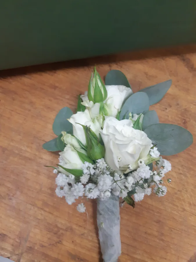 Bijeli buket za vjenčanje od bijelih ruža.