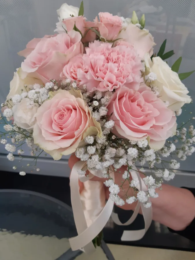 Buket ružičastih ruža.