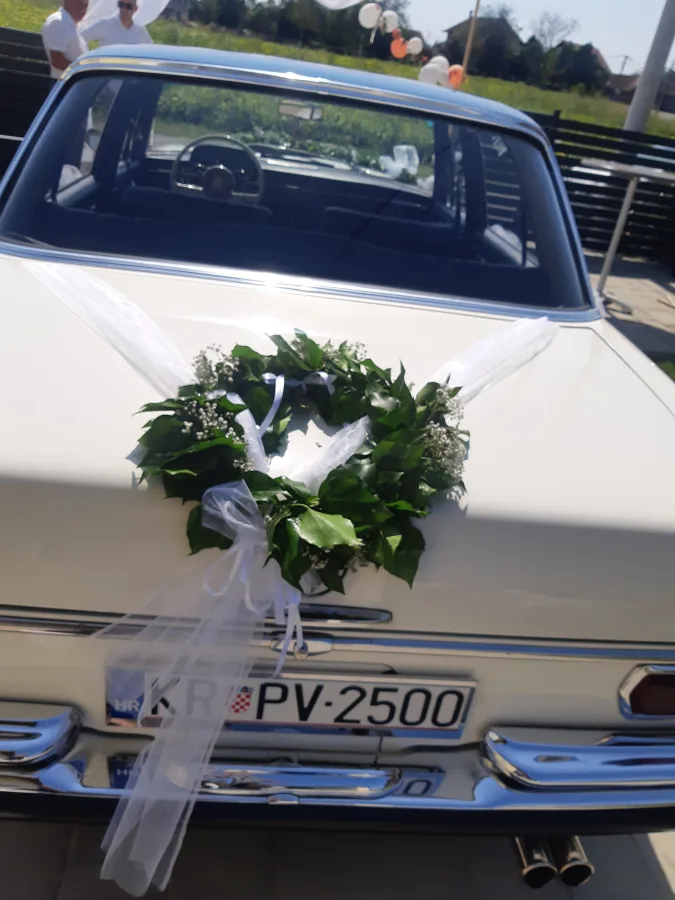 Dekoracija stražnjeg dijela auta za mladence.