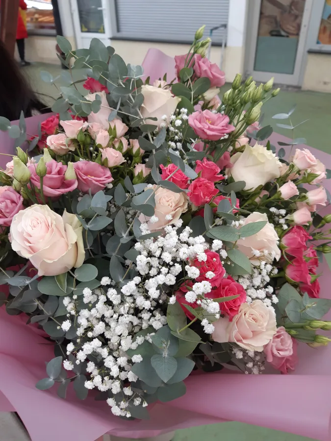 Buket pun ruža ružičastih nijansi.