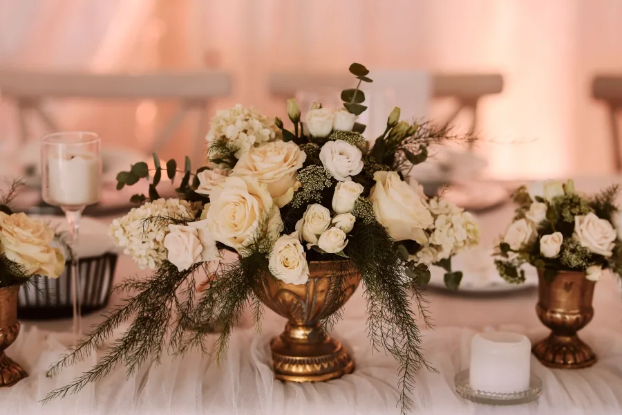 Buket u zlatnoj vazi na stolu mladenaca