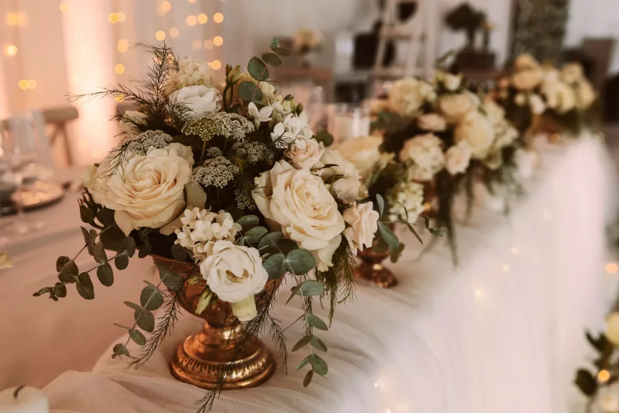 Dekoracija stola mladenaca u sali za vjenčanje