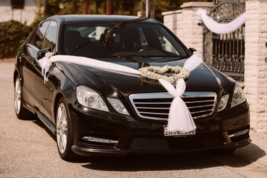 Crni mercedes dekoriran za vjenčanje