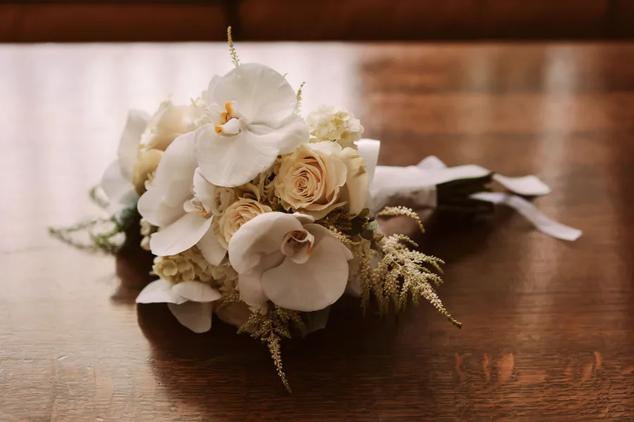 Bijeli Buket od cvijeća za mladenku na sotlu