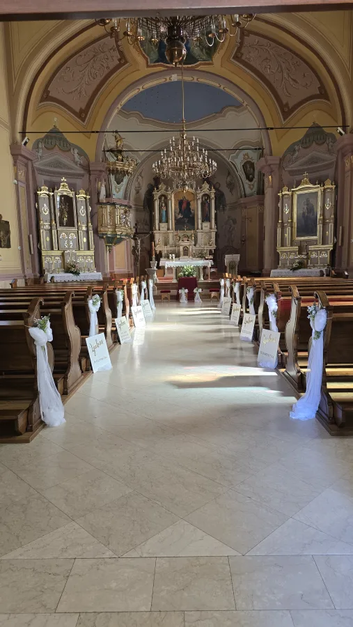 Dekorirana crkva na vjenčanju