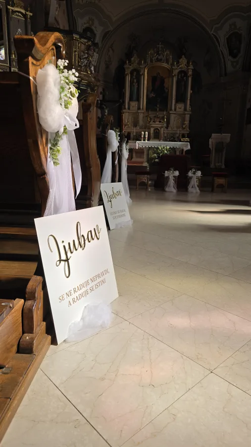 Dekoracija crkve s natpisima ljubavi za vjenčanje