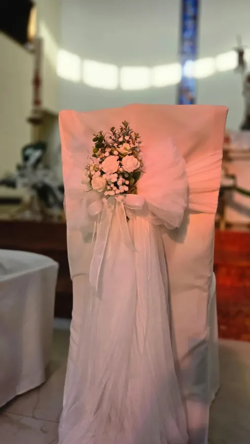 Dekoracija stolca mladenaca u Crkvi