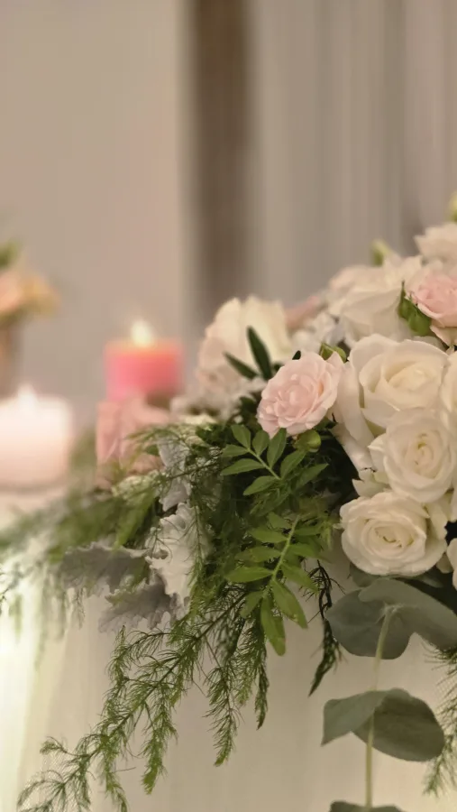 Bijele i roze ruže dekoracija vjenčanja