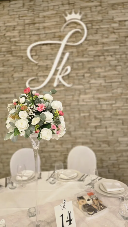 elegantan buket na stolu u sali za vjenčanje