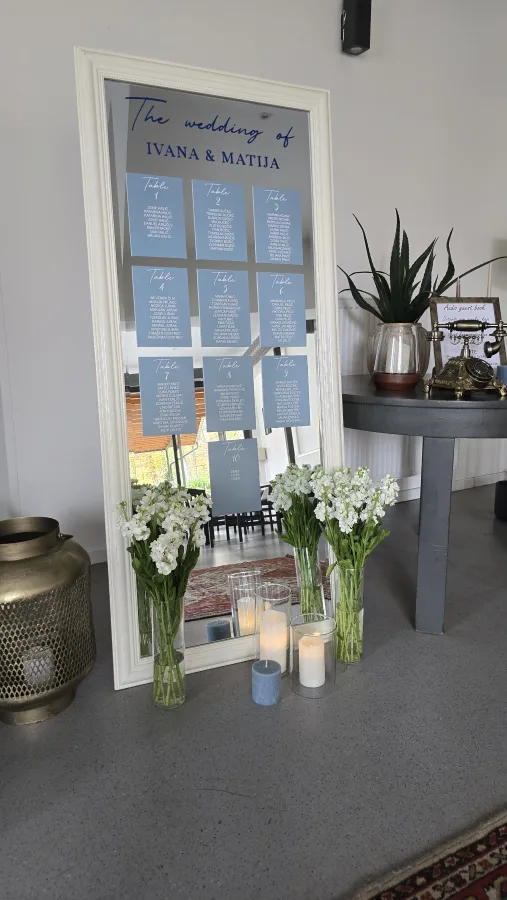 Ogledalo s popisom gostiju u sali za vjenčanja