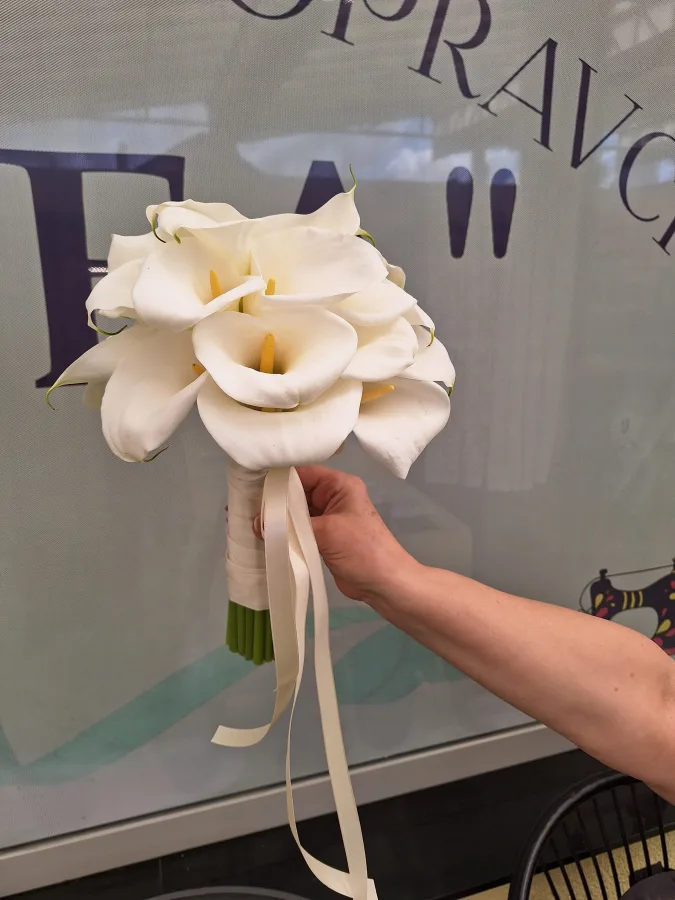 Elegantan buket za vječanje od bijelih kala.