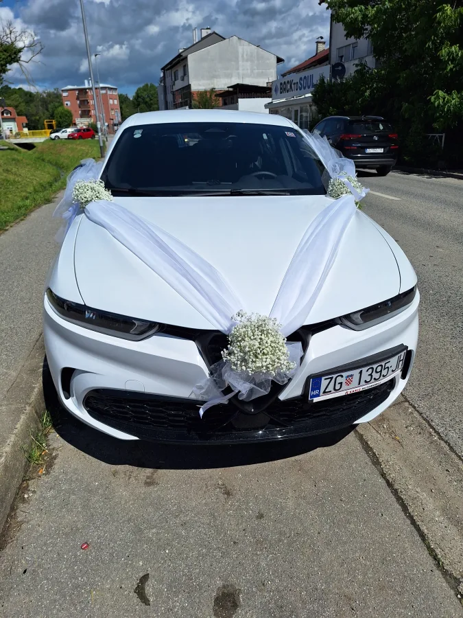 Dekoracija auta za mladence bijeli Alfa.