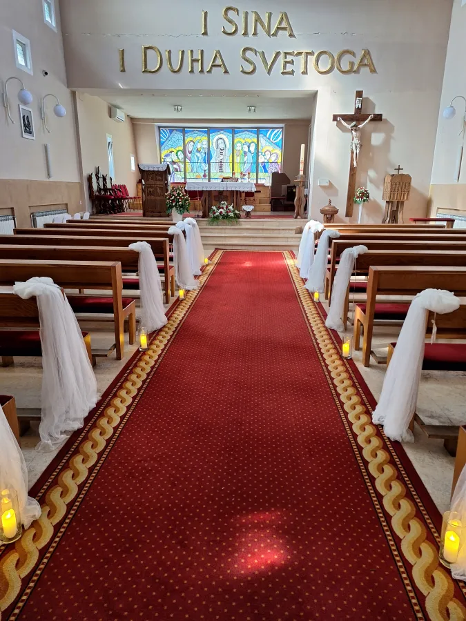 Dekoracija crkve za vjenčanja.