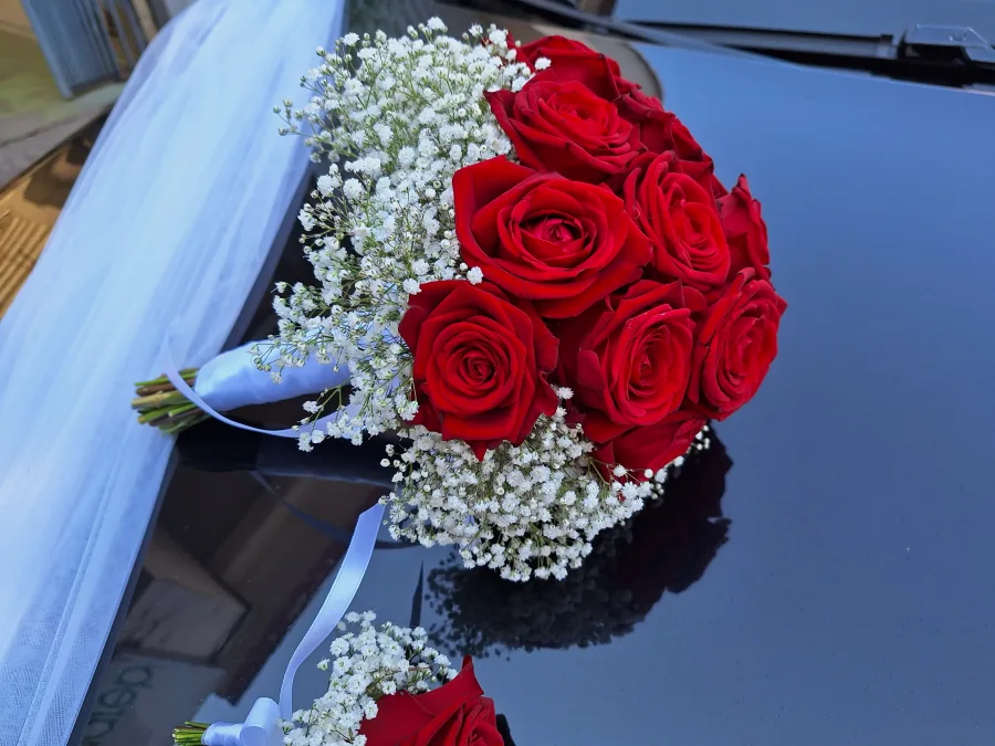 Buket za vjenčanje od crvenih ruža.