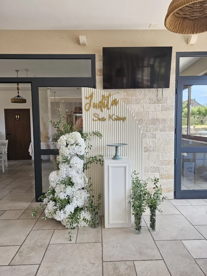 Dekoracija i cvijeće za krštenje s natpisom "Judita, Sveto Krštenje".