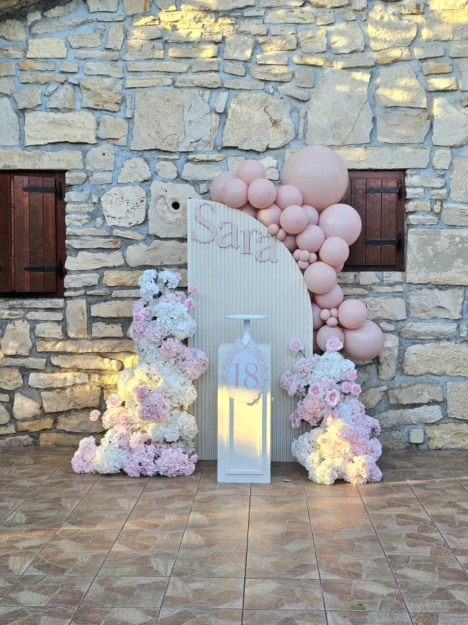 Dekoracija za 18 rođendan s cvijećem i pozadinom za slikanje.