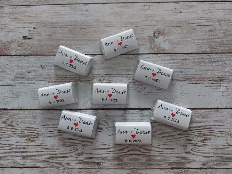 Zahvalnice za vjenčanje u obliku čokoladica za goste s imenima mladenaca i datum vjenčanja.