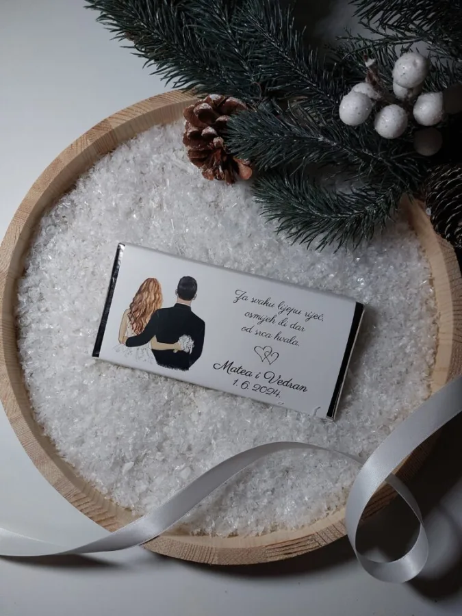 Zahvalnice za vjenčanje u obliku šokoladice s ilustracijom para, njihovim datumom vjenčanja, imenima i porukom za goste.