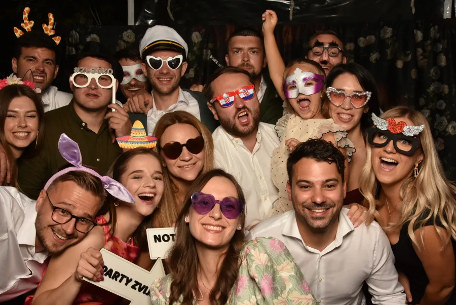 Boothich photobooth grupna fotografija uzvanika s rekvizitima.
