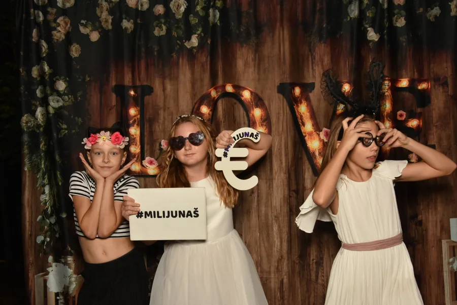 Gosti vjenčanja s rekvizitima photobooth slika