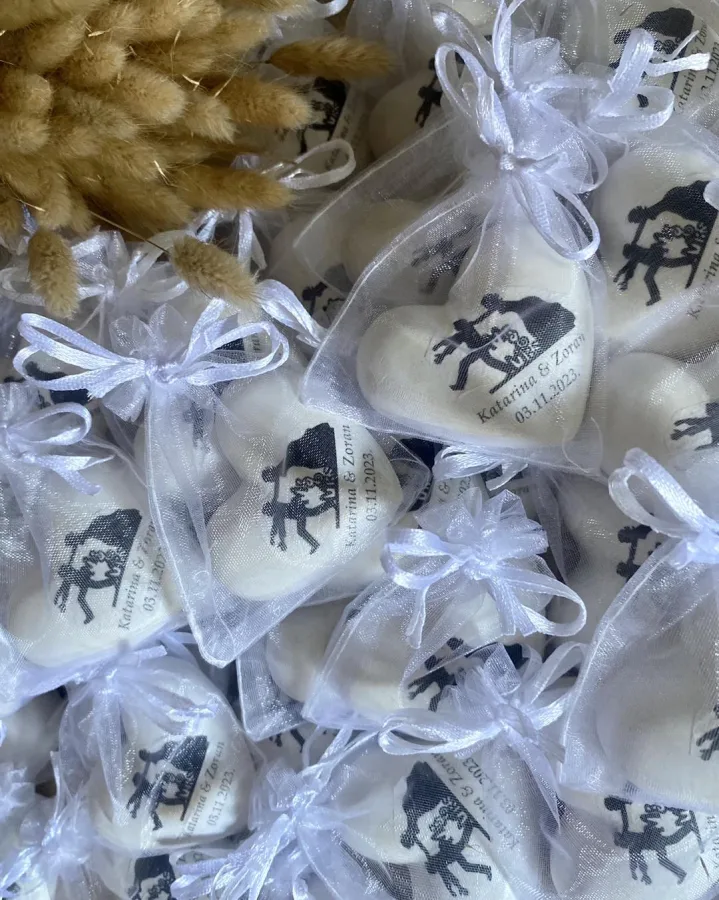 Zahvalnica za vjenčanje u obliku srca u bijeloj većici.