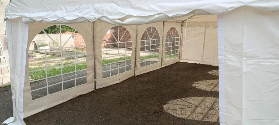 Unutrašnjost bijelog šatora za najam.