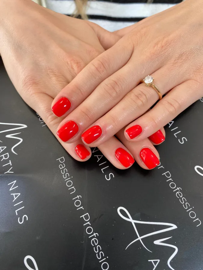 Narančasti trajni lak na rukama.