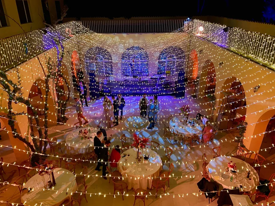 Žarulje u nizu krase salu za vjenčanje.