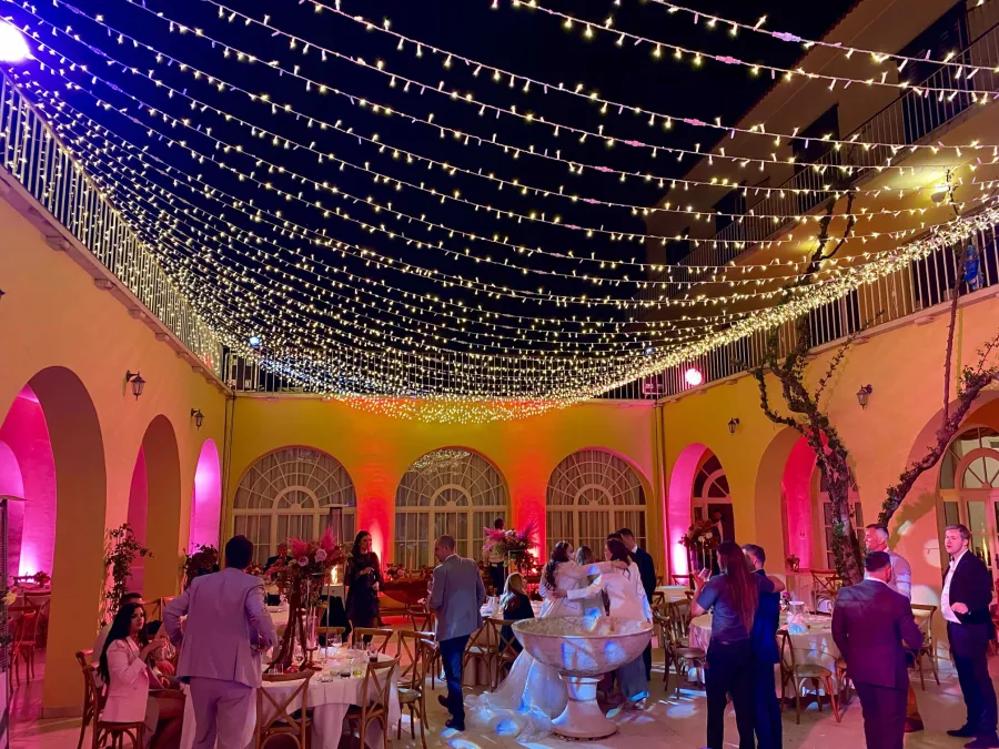 Žarulje u nizu vise iznad sale za vjenčanje.