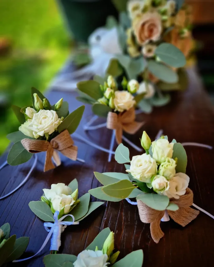 Mali buketi bijelog cvijeća na stolu.