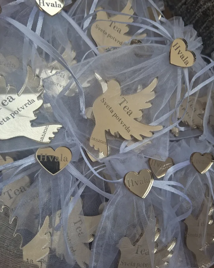 Zahvalnica u obliku golubice za svetu potvrdu.