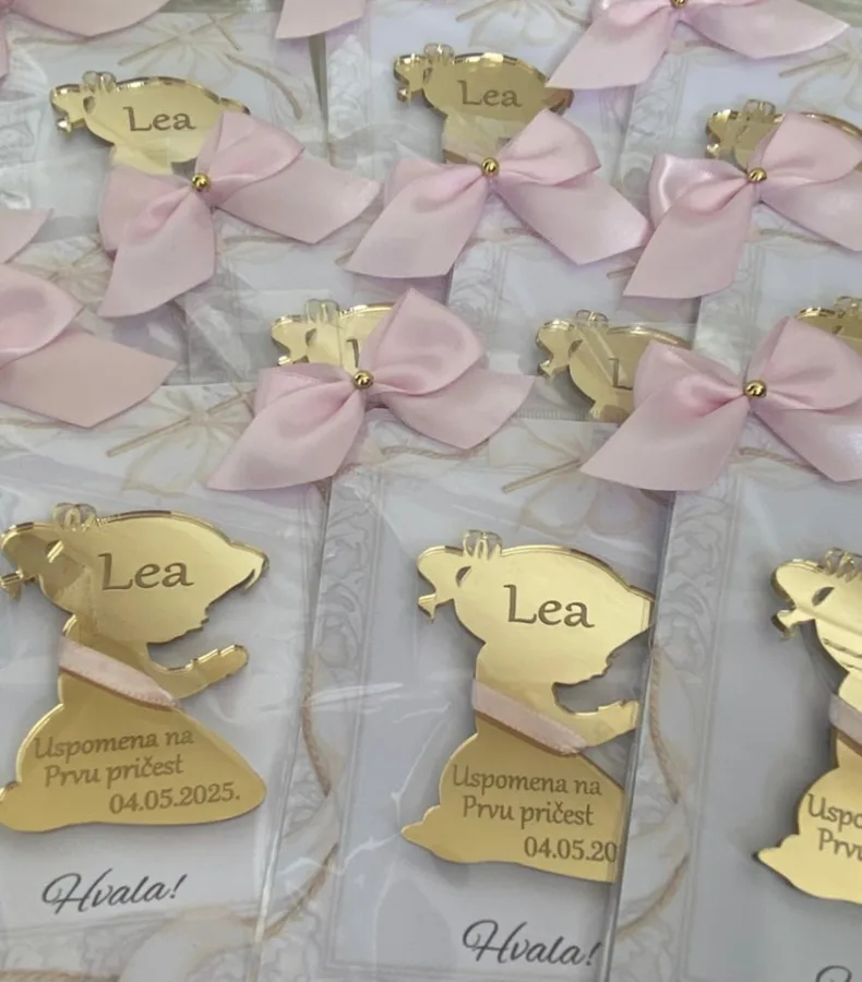 Uspomena na prvu pričest u obliku curice koja moli.