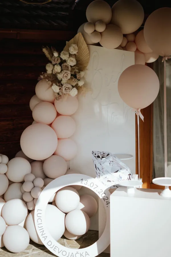 Bež dekoracija s balonima za djevojačku večer s natpisom "Bride to be" i kartonskim velikim zaručničkim prstenom.