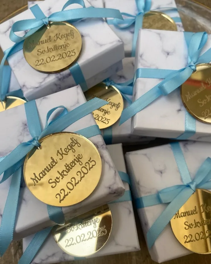 Poklon kutijice za krštenje s natpisom i imenom.