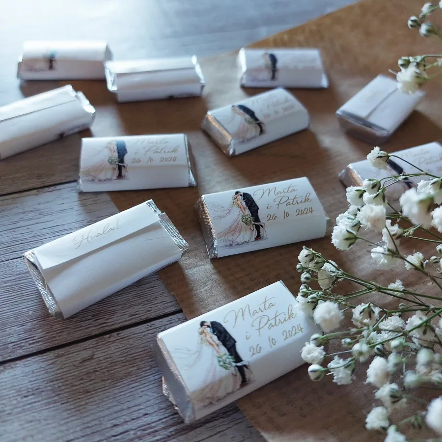 Čokoladice kao zahvalnice za vjenčanje s imenima mladenaca, datumom vjenčanja i ilustracijom para.