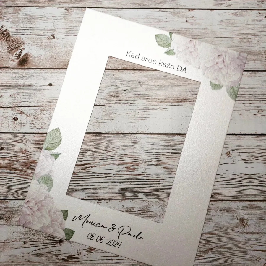 Papirnati okvir za fotografiju mladenaca kao zahvalnica za vjenčanje.