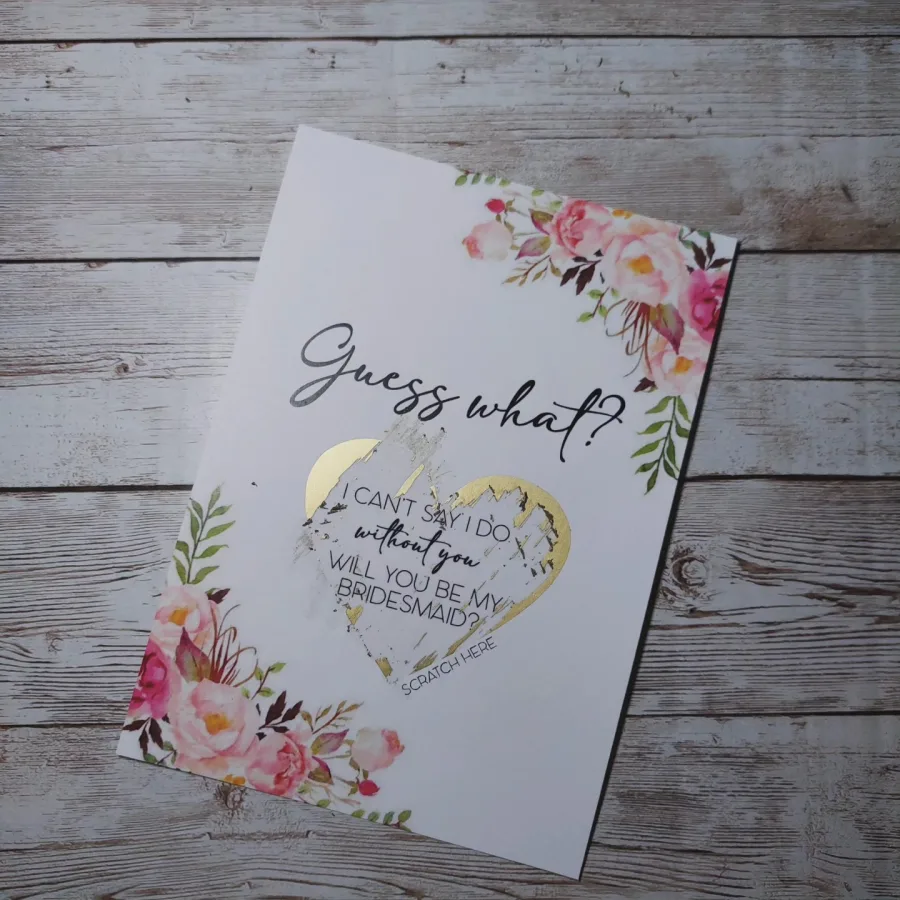 Čestitka-pozivnica za upit za kumstvo s grebalicom od zlatnog srca. Ukrašena ružičastim nijansama cviječa.