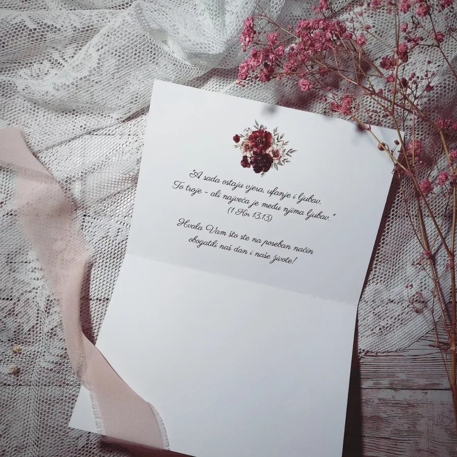 Zahvalnica za goste na vjenčanju gdje se stavi fotografija mladenaca kao uspomena.