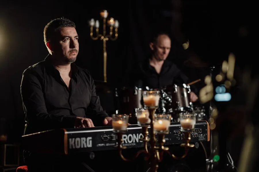 Hrvoje Hržica na klavijaturama u spotu Grupa Joy.