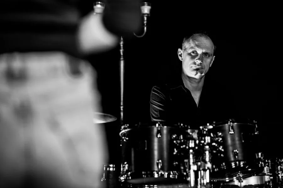 Danije Meteković na bubnjevima u spotu Grupa Joy.