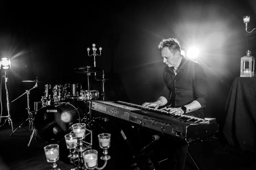 Damir Ridjan svira klavijature u spotu Grupa Joy.