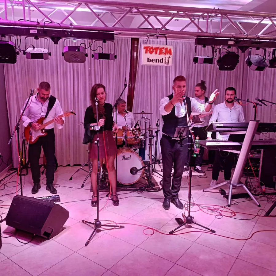 Bend usred nastupa u sali za vjenčanje.