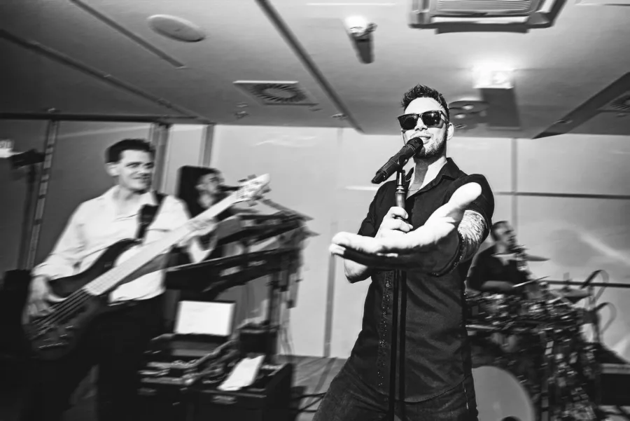 Alen Bičević i Grupa Joy na vjenčanju na pozornici.