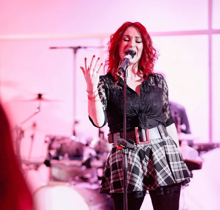 Estera Strmečki pjeva na vjenčanju Grupa Joy.