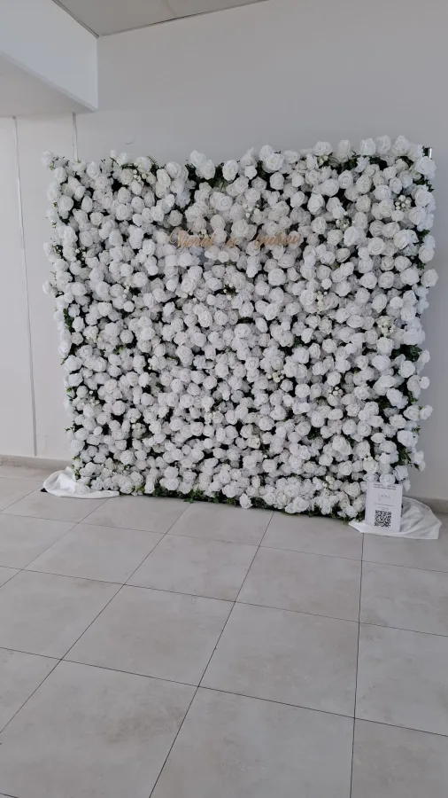 Bijeli cvijetni zid od ruža s natpisom "Vjeruj u sebe"